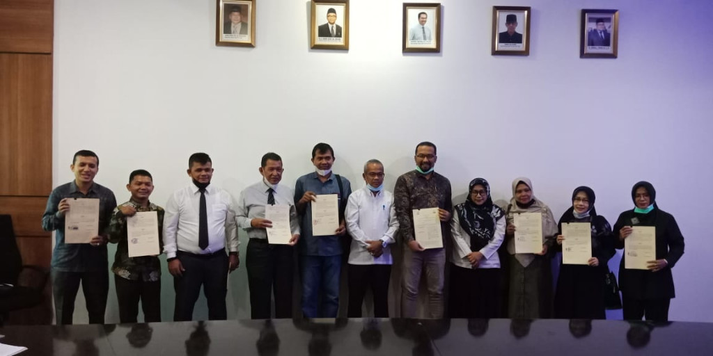 Sebanyak 11 Lembaga Bantuan Hukum (LBH) dari seluruh Aceh hadir di Ruang Rapat Biro Hukum Sekretariat Daerah Aceh pada Rabu (21/04/2021) dalam rangka penandatanganan MoU Bantuan Hukum Fakir Miskin Pada Pemerintah Aceh tahun anggaran 2021.